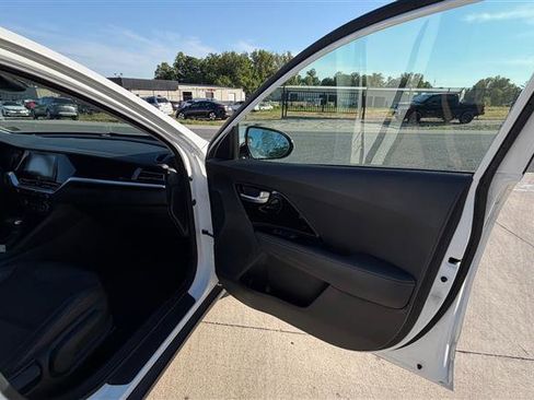 Used 2020 Kia Niro Touring FWD image 13