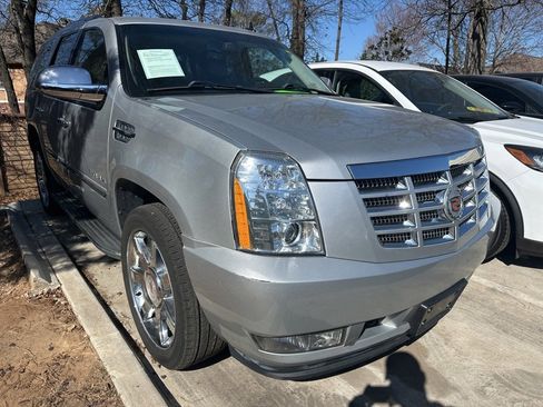 Used 2013 Cadillac Escalade Luxury image 2