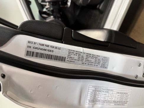 Used 2022 Jeep Grand Cherokee Altitude image 54