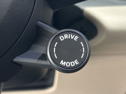 Certified 2025 Porsche Macan Electric image 33