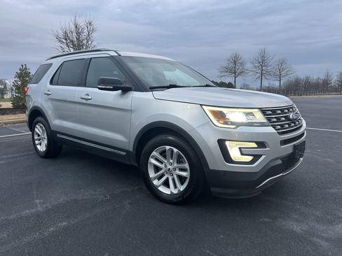 Used 2017 Ford Explorer XLT w/ Equipment Group 202A image 2