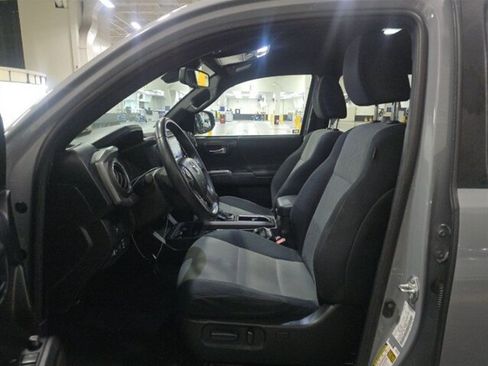 Used 2021 Toyota Tacoma TRD Sport w/ Technology Package image 4