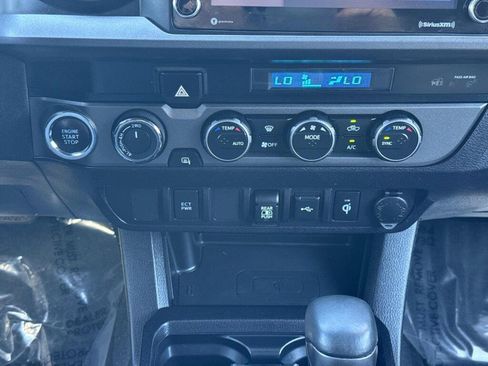 Certified 2021 Toyota Tacoma TRD Off-Road AWD/4WD image 10