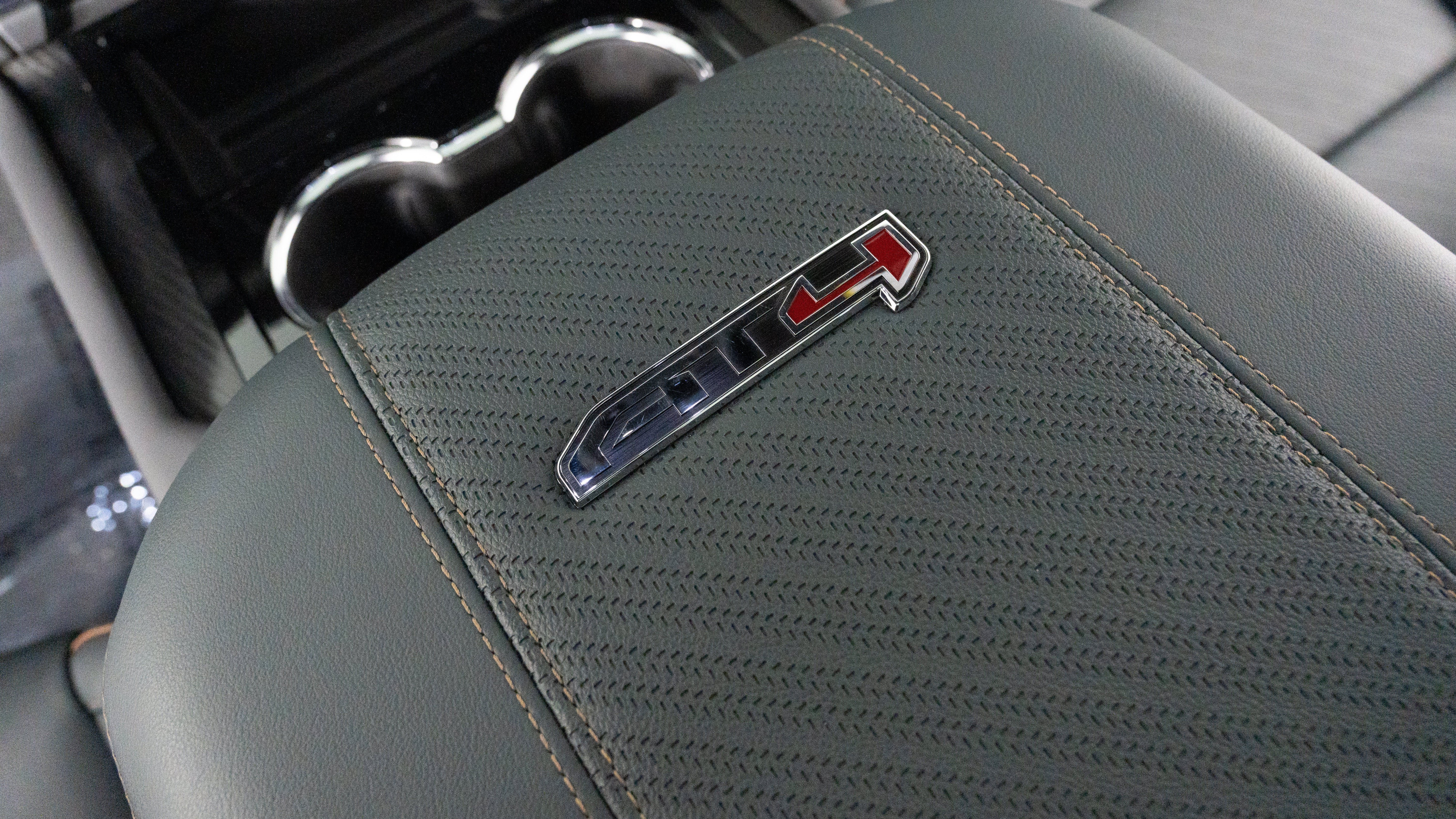 Used 2025 GMC Yukon AT4 w/ AT4 Premium Plus Package AWD/4WD image 28