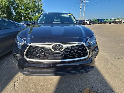 Used 2021 Toyota Highlander XLE AWD/4WD image 11