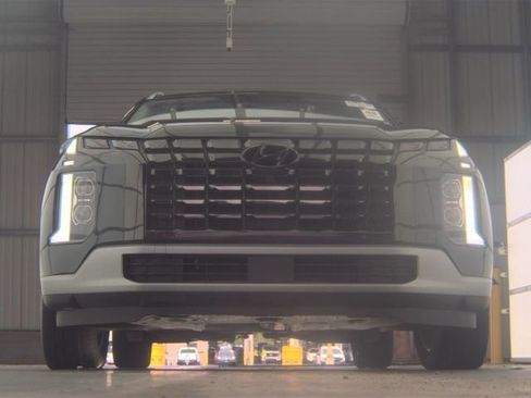Used 2023 Hyundai Palisade Limited w/ Cargo Package FWD image 2