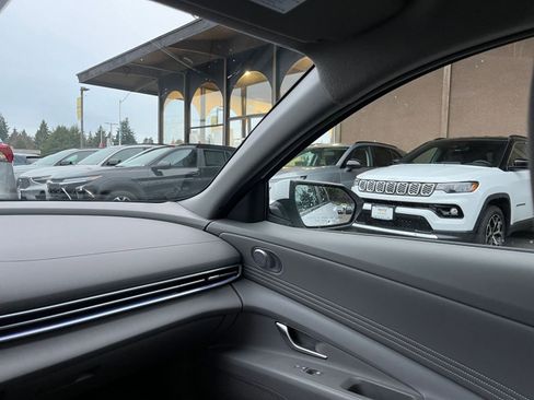 Used 2025 Hyundai Elantra SEL image 36