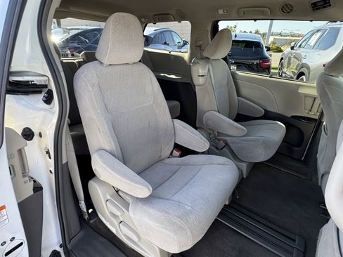 Used 2017 Toyota Sienna LE FWD image 35