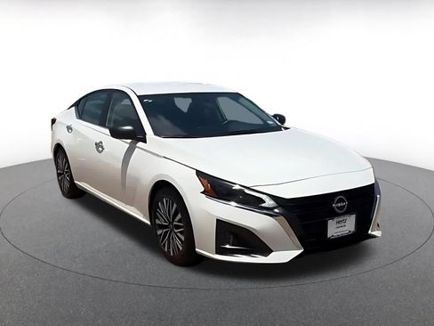 Used 2025 Nissan Altima 2.5 SV FWD image 3