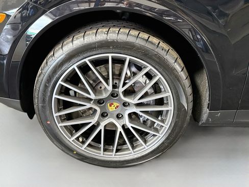 Used 2023 Porsche Cayenne Platinum Edition AWD/4WD image 38