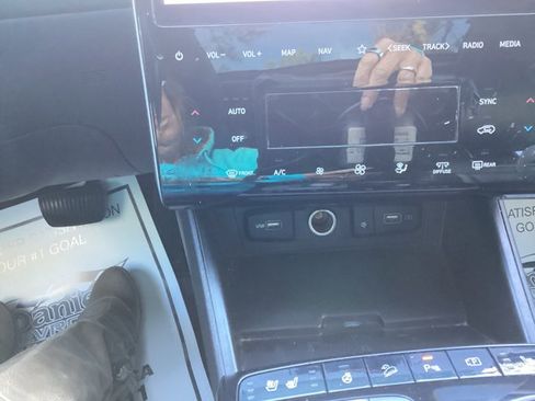 Used 2024 Hyundai Tucson Limited image 17