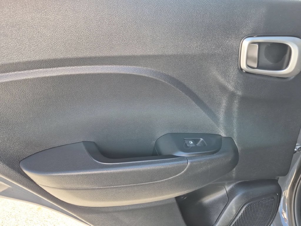 Used 2025 Hyundai Venue SEL FWD image 25