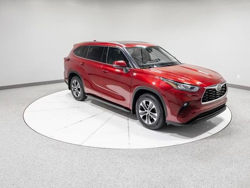 Used 2020 Toyota Highlander XLE image 32