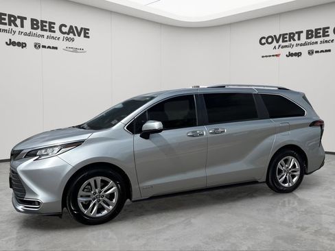 Used 2021 Toyota Sienna Limited image 4