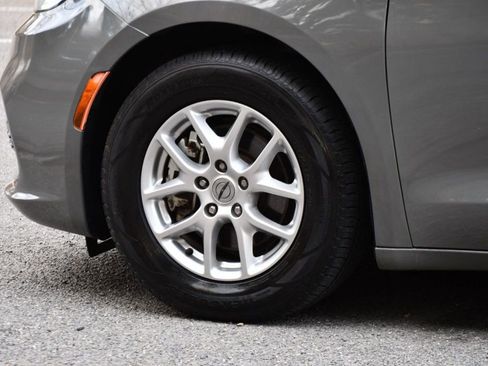 Used 2022 Chrysler Pacifica Touring-L image 14