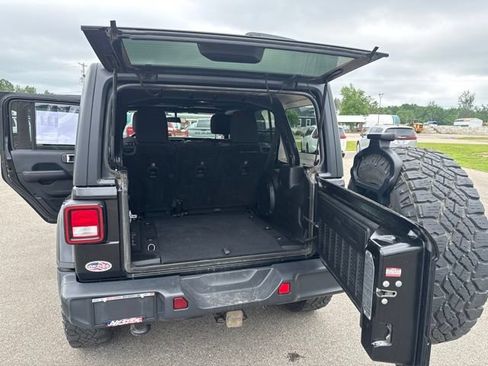 Used 2018 Jeep Wrangler Unlimited Sahara AWD/4WD image 33