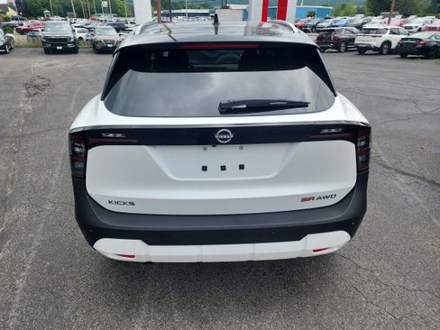 New 2025 Nissan Kicks SR image 7