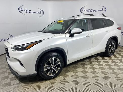 Used 2023 Toyota Highlander XLE AWD/4WD image 3