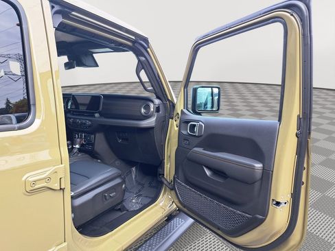 New 2025 Jeep Gladiator Sport w/ Premium Package image 17