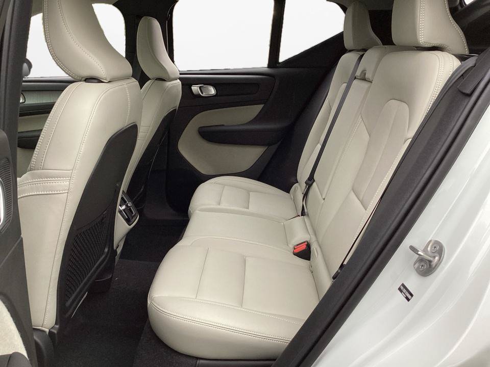 Certified 2025 Volvo XC40 B5 Plus AWD/4WD image 16