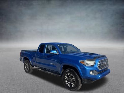 Used 2017 Toyota Tacoma TRD Sport w/ Tow Package AWD/4WD image 3