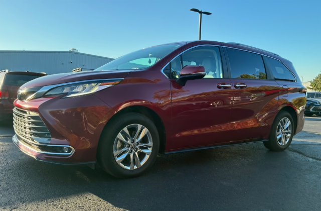 Used 2024 Toyota Sienna Limited AWD/4WD image 1