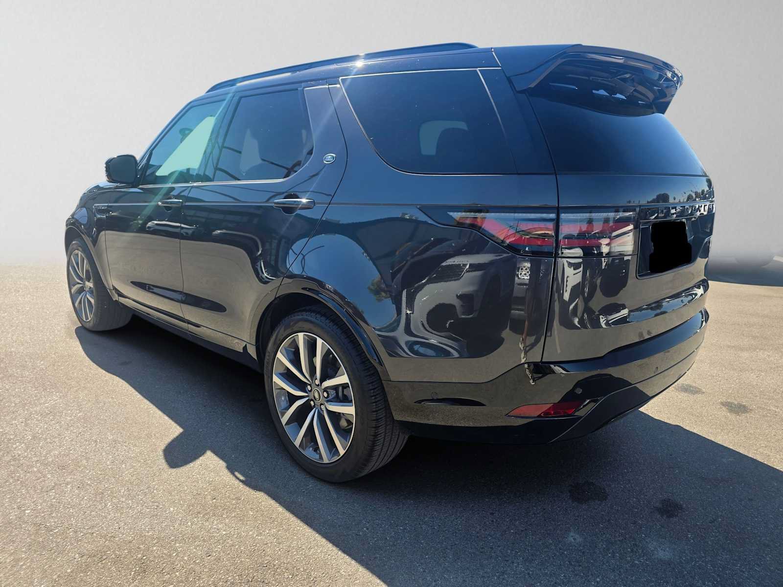 Used 2025 Land Rover Discovery Dynamic SE AWD/4WD image 3