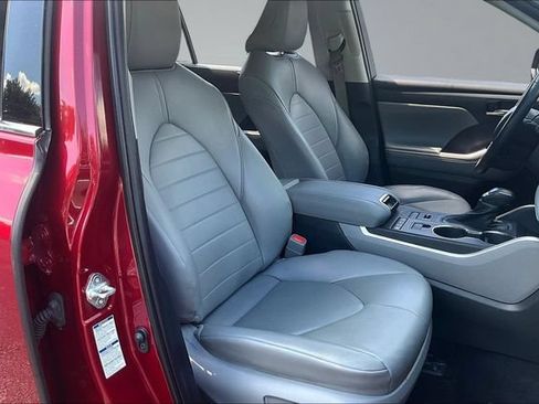 Used 2022 Toyota Highlander XLE AWD/4WD image 30