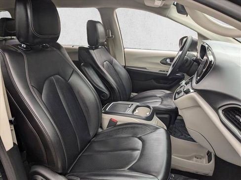Used 2023 Chrysler Pacifica Touring-L FWD image 22