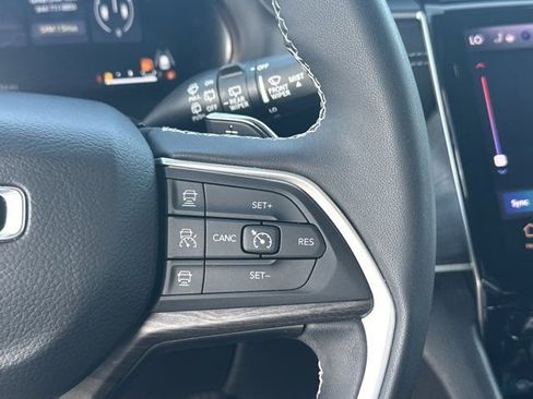 Used 2024 Jeep Grand Cherokee Limited w/ Luxury Tech Group II image 29