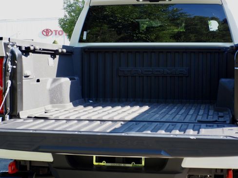 Used 2024 Toyota Tacoma TRD Off-Road AWD/4WD image 19