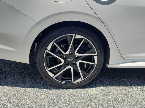 Used 2025 Nissan Sentra SR w/ SR Premium Package FWD image 5