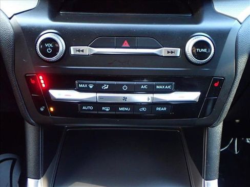 Used 2020 Ford Explorer XLT w/ Equipment Group 202A image 21