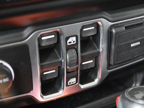 Used 2021 Jeep Wrangler Unlimited Sahara image 35