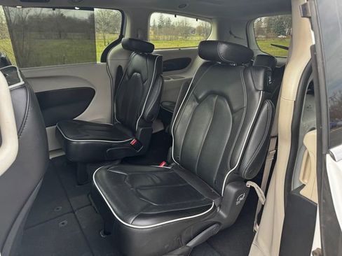 Used 2023 Chrysler Pacifica Limited FWD image 19
