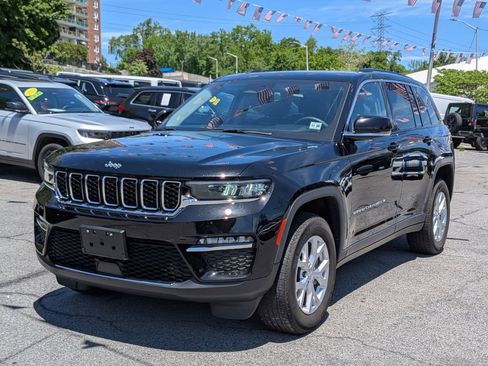 Used 2023 Jeep Grand Cherokee Limited AWD/4WD image 2