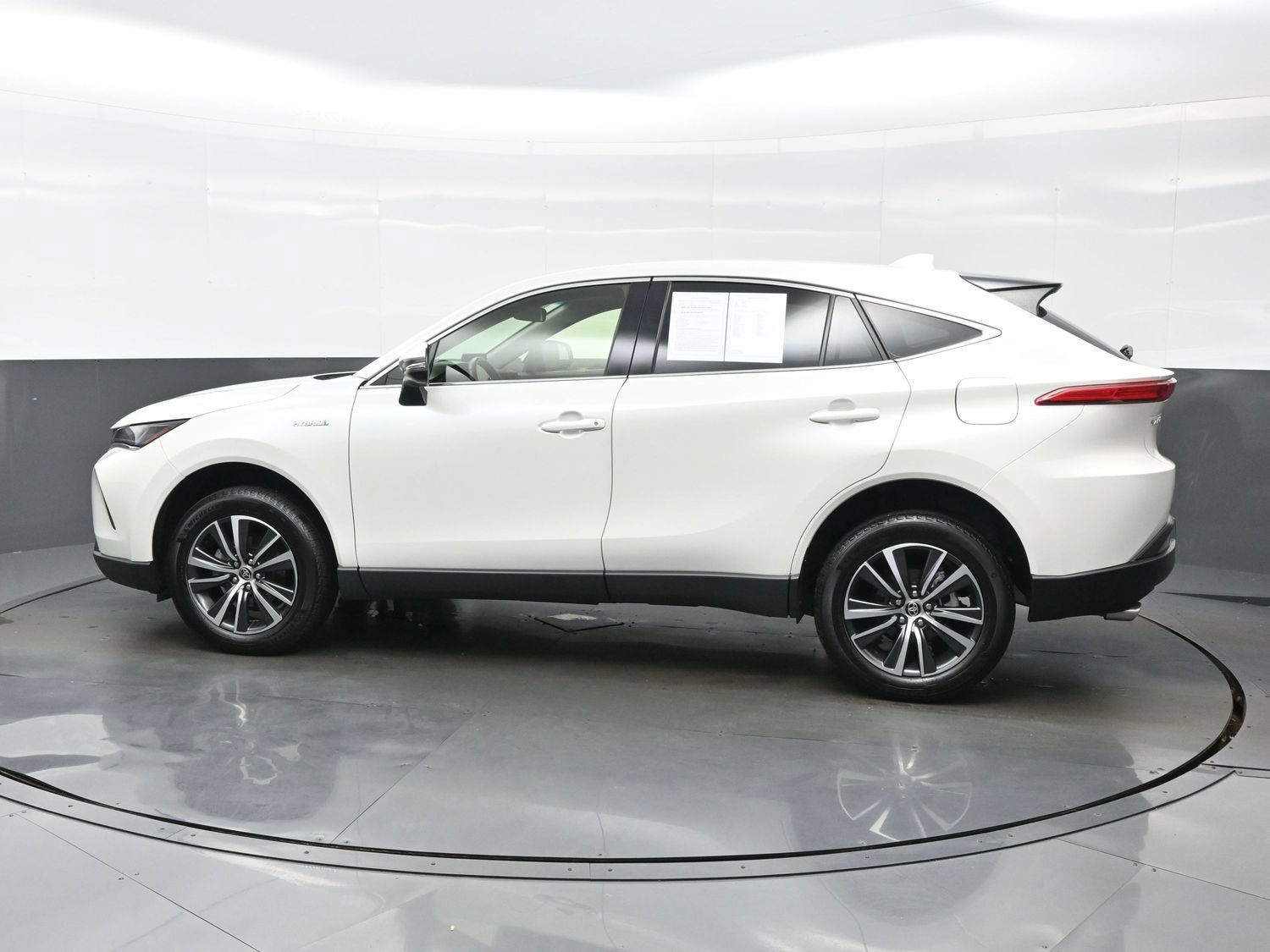 Used 2021 Toyota Venza LE AWD/4WD image 3