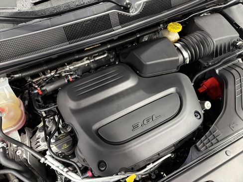 Used 2021 Chrysler Pacifica Touring w/ S Appearance Package image 21