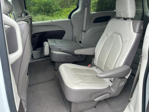 Used 2018 Chrysler Pacifica Touring-L Plus w/ Tire & Wheel Group FWD image 31