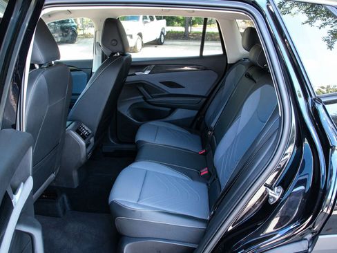 Certified 2025 Volkswagen Tiguan SE FWD image 35