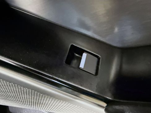 Used 2018 Land Rover Range Rover Velar R-Dynamic SE image 31