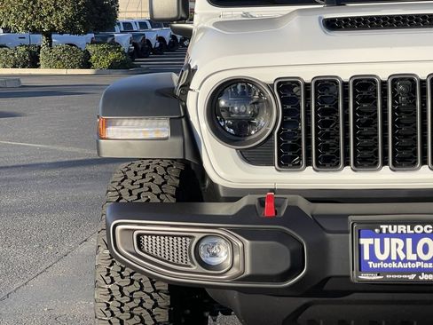 New 2026 Jeep Wrangler Unlimited Rubicon w/ Technology Group AWD/4WD image 4