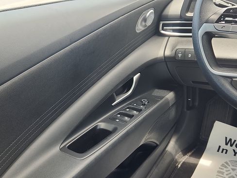 Certified 2025 Hyundai Elantra SE FWD image 12