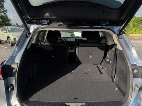 Used 2024 Toyota Highlander Platinum FWD image 19