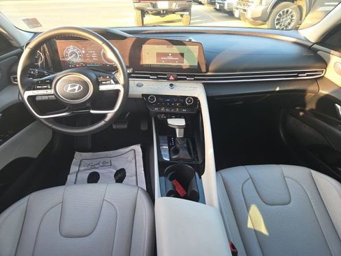 Used 2025 Hyundai Elantra Limited image 10