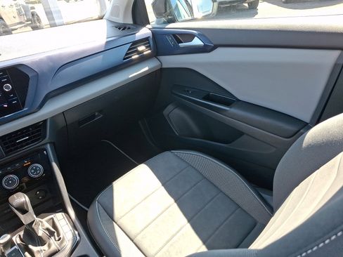 Used 2023 Volkswagen Taos SE w/ Panoramic Sunroof Package image 12