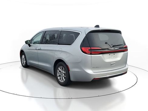 Used 2024 Chrysler Pacifica Touring-L FWD image 4