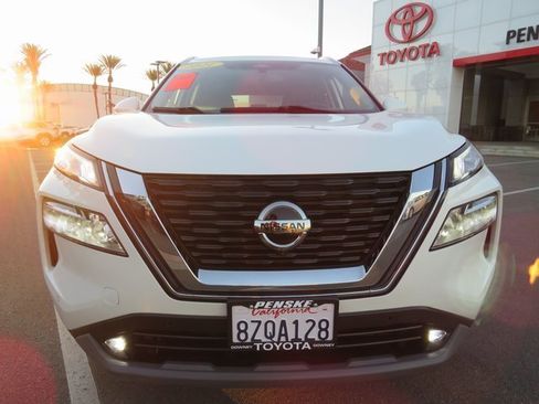 Used 2021 Nissan Rogue SL w/ Premium Package image 2