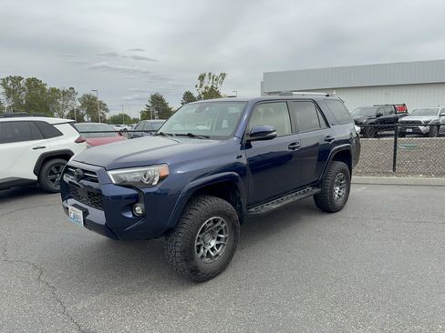 Used 2021 Toyota 4Runner SR5 Premium w/ Moonroof Package AWD/4WD image 34