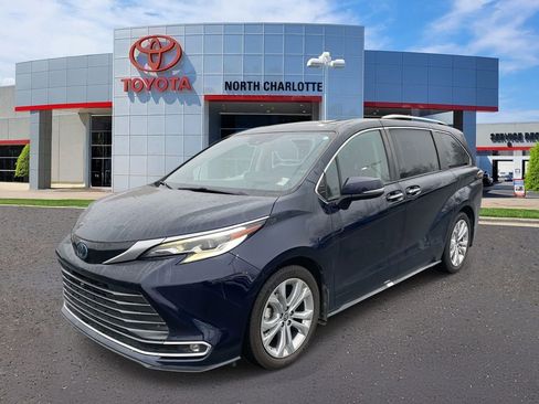 Used 2023 Toyota Sienna Platinum image 6